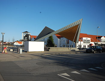 Tovet i Blokhus med scenen i midten