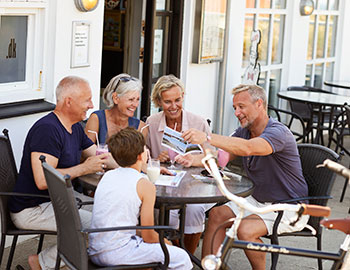 Familie nyder udendørs servering i Lønstrup