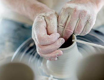 Keramiker drejer i ler
