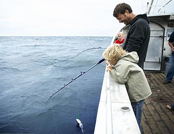 Familie fisker fra en fiskekutter